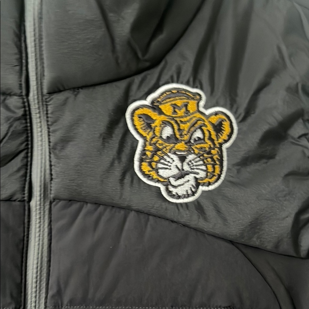 Lululemon Black Sleeveless Jacket with Embroidered Patch - Picture 7 of 14